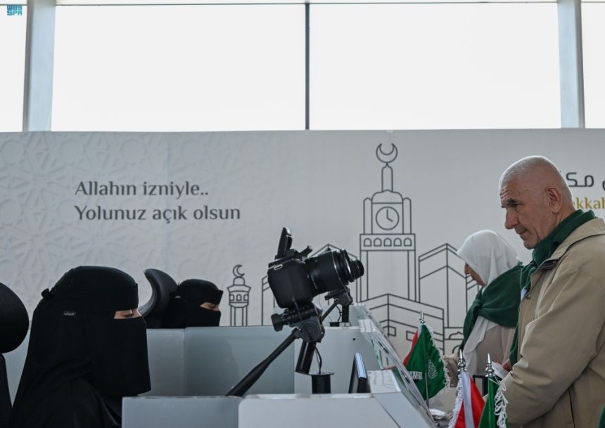 "طريق مكة".. الكادر النسائي بالصفوف الأولى لاستقبال ضيوف الرحمن
