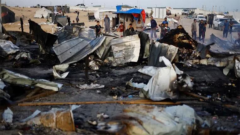 مجزرة جديدة.. مشاهد مروعة داخل مخيم النازحين في مواصي رفح