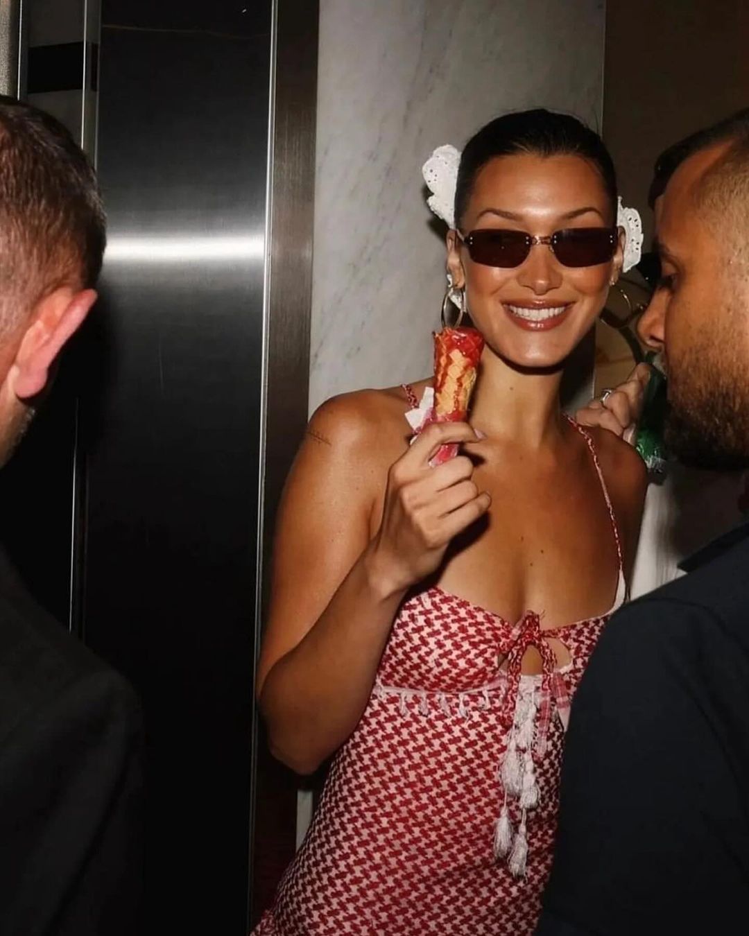 “فلسطينية فخورة”.. بيلا حديد تروي تاريخ الكوفية ورموزها