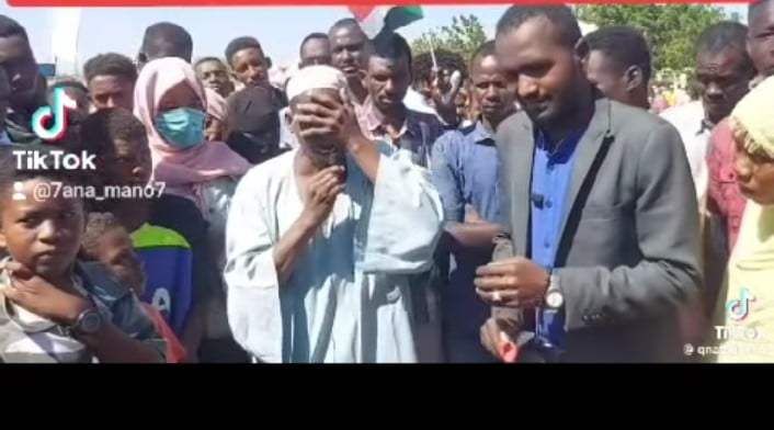 شاهد بالفيديو.. في مشهد وصفه المتابعون بالمسرحية الكوميدية.. مواطن سوداني يبكي بطريقة مضحكة وهو يشكو من قصف الجيش لمنطقتهم بالطيران وساخرون: (دفعوا ليهو الدعامة وبكى ليهم على قدر قروشهم)