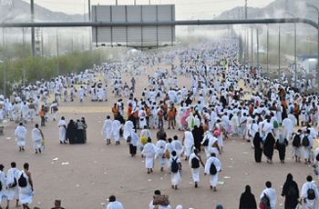 الحجاج السودانيين يزورون المشاعر المقدسة بجبل أحد