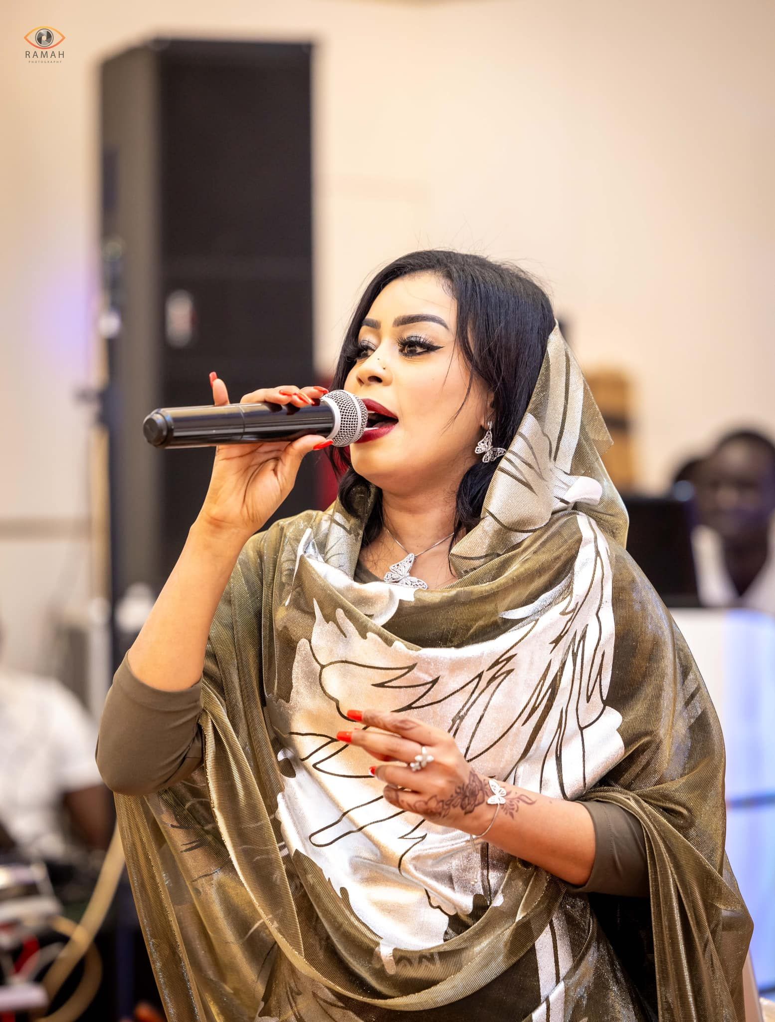 شاهد بالصور.. الفنانة إيمان الشريف تغني في جنوب السودان وتشيد بأهالي جوبا