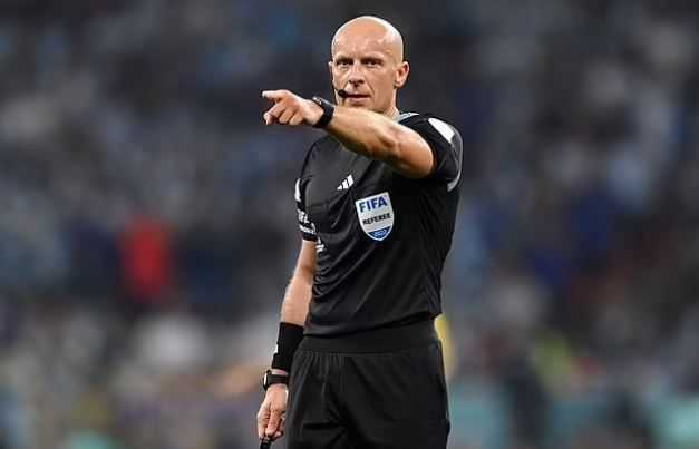 الامارات | البولندي مارسينياك يدير مواجهة العين والوصل