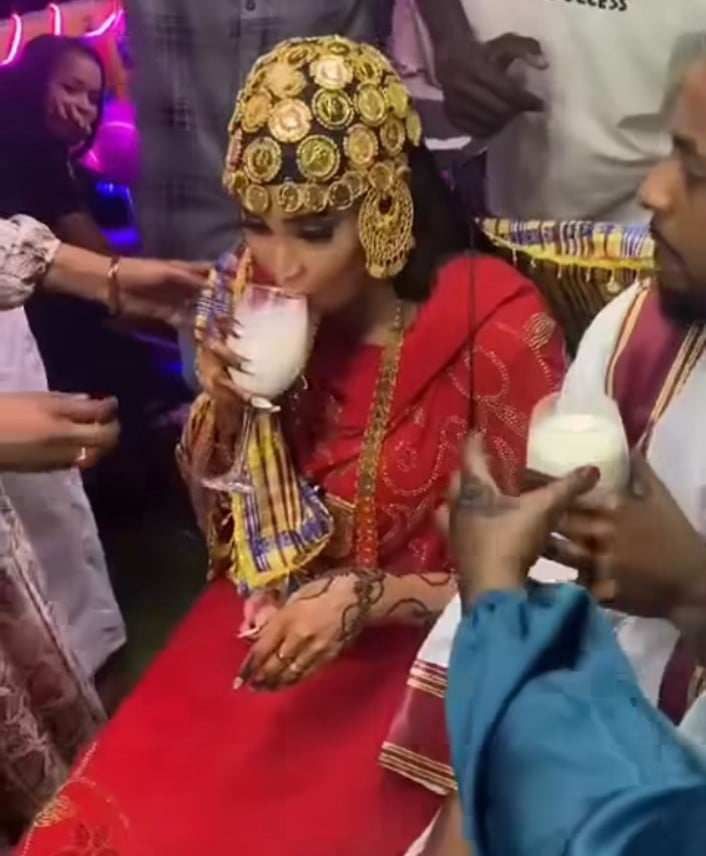 شاهد بالصورة والفيديو.. عروس سودانية تباغت عريسها وترشه بــ(اللبن) والمعازيم الحاضرون الفرح يهتفون لها: (دبلي ليهو دبلي ليهو)