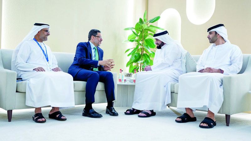الامارات | أحمد بن محمد ورئيس مجلس الوزراء اليمني يستعرضان دور الإعلام  في دعم الاستقرار بالمنطقة