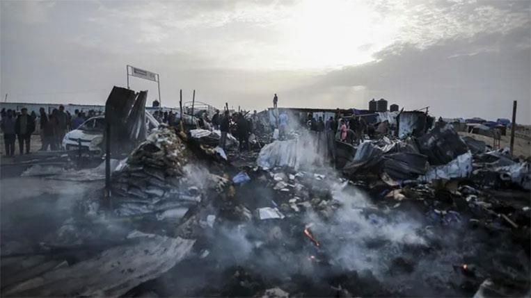 مجزرة جديدة.. مشاهد مروعة داخل مخيم النازحين في مواصي رفح