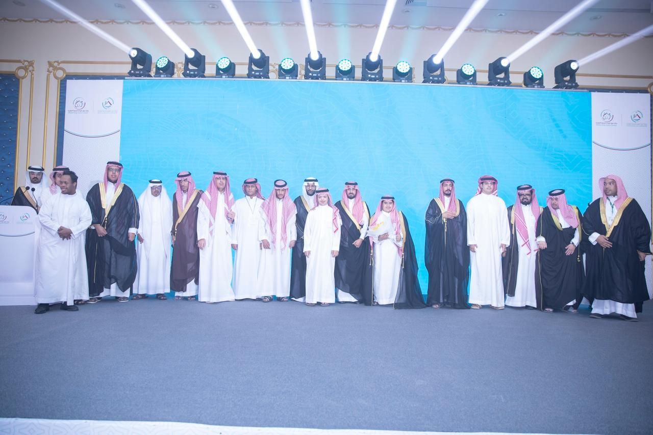 السعودية | محافظ الخرج يشارك ذوي الإعاقة فرحة الحفل الختامي.