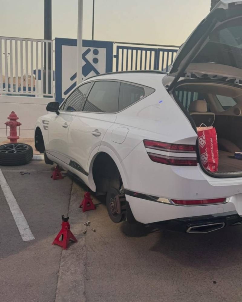 شاهد.. نيمار يمزق "إطار"سيارة زميله ب "سكين" ويثير الجدل