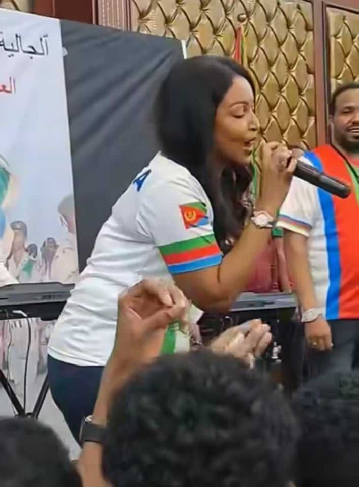 شاهد بالصورة والفيديو.. مطربة إرترية حسناء تشعل حفل لأبناء جاليتها بقطر برائعة الفنان السوداني حيدر بورتسودان والجمهور الارتري الحاضر بالقاعة يغني معها الأغنية بتناغم كبير