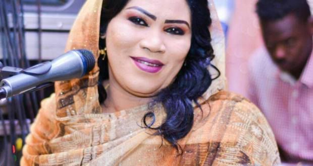 شاهد بالفيديو.. الفنانة إنصاف مدني: (تاني ما بتكلم خارجيات وما شغالة بالفارغة كتير..بخليكم لي الله ودعوتي مستجابة)