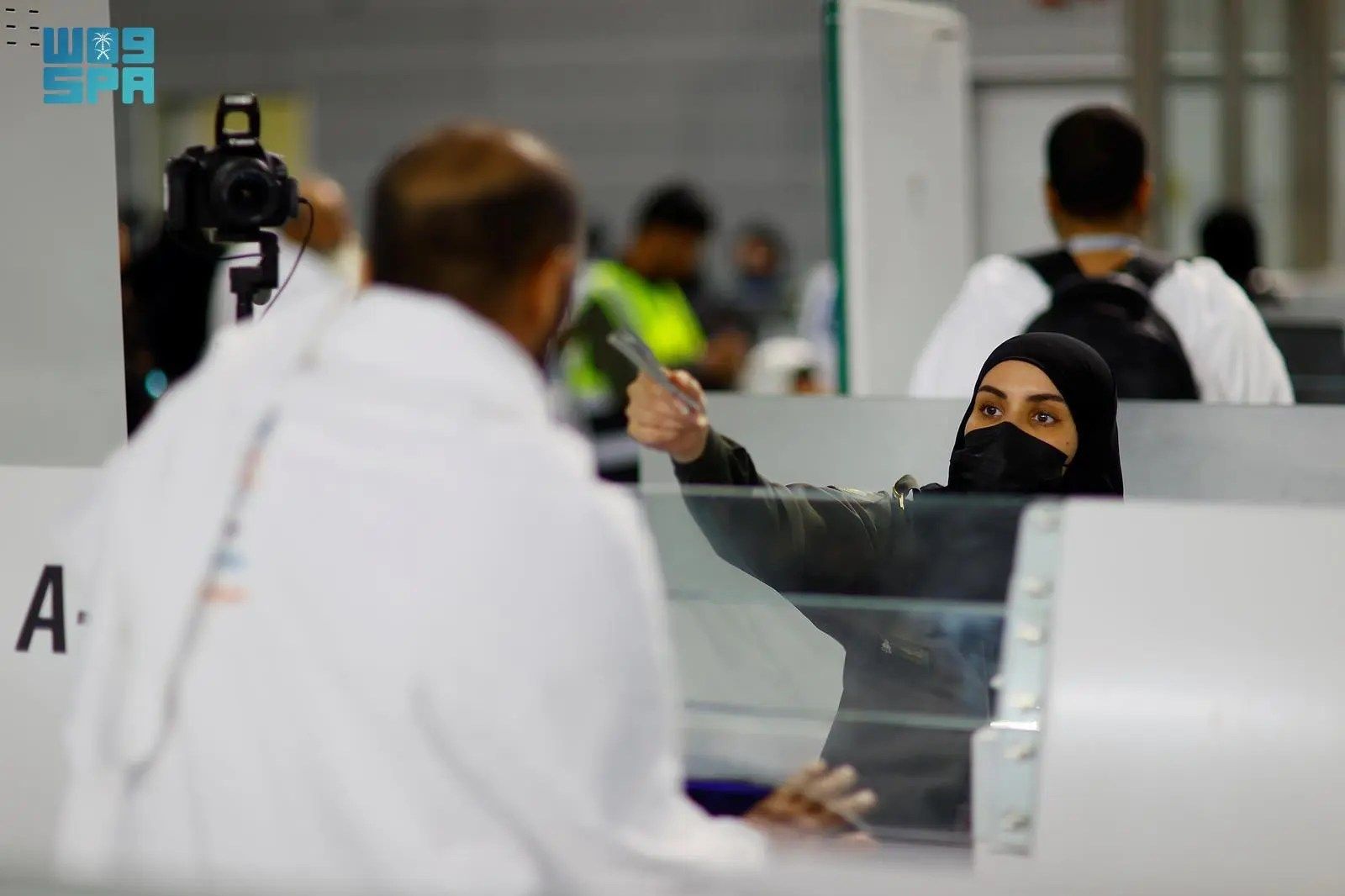 السعودية | جوازات مطار الملك عبدالعزيز بجدة تستقبل أولى رحلات ضيوف الرحمن القادمين من اليمن لأداء مناسك حج 1445هـ