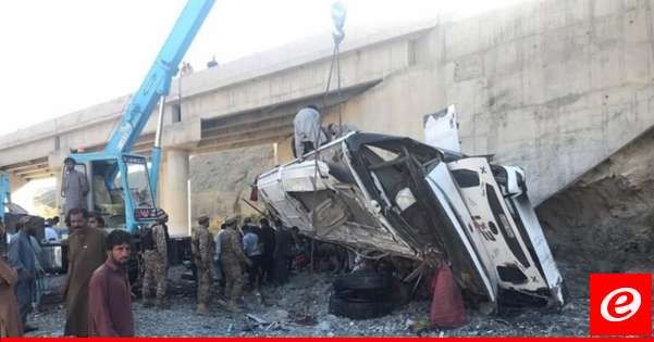 مقتل 27 شخصا على الأقل إثر سقوط حافلة ركاب في واد على طريق جبلي سريع في باكستان