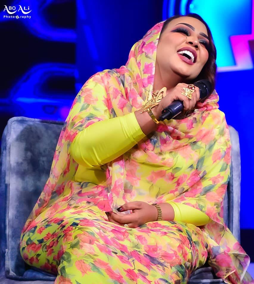 شاهد بالفيديو.. الفنانة هدى عربي ترد بسخرية كبيرة على فتاة سألتها: (الفستان من وين؟) وتنفجر بالضحكات