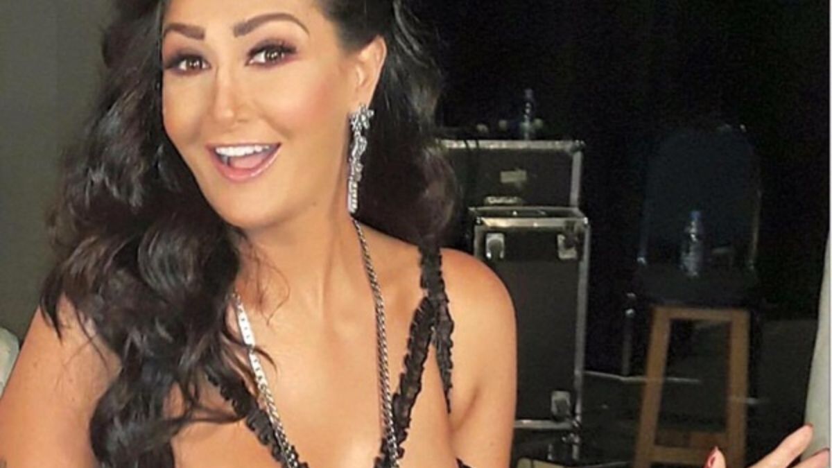 بـ شعر أشقر بلاتيني.. غادة عبد الرازق تفاجئ الجمهور بإطلالة جديدة| هل يليق بها؟