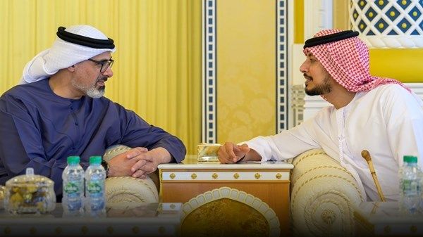 خالد بن محمد بن زايد يقدّم واجب العزاء في وفاة سعيد بن أحمد بن خلف العتيبة