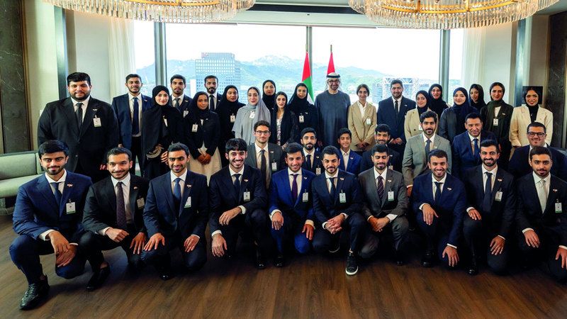 الامارات | رئيس الدولة يلتقي عدداً  من طلبة الدولة في كوريا