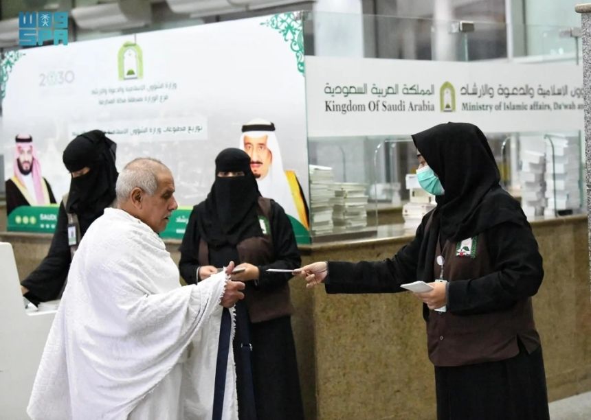 بالكتيبات والتطبيقات الذكية.. "الشؤون الإسلامية" تعين الحجاج على أداء فريضتهم