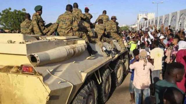 شاهد بالفيديو.. بصوت جميل وطروب وفي استراحة محارب.. أفراد من القوات المشتركة بمدينة الفاشر يغنون رائعة الفنان الكبير أبو عركي البخيت (بوعدك يا ذاتي يا أقرب قريبة) مستخدمين آلة الربابة