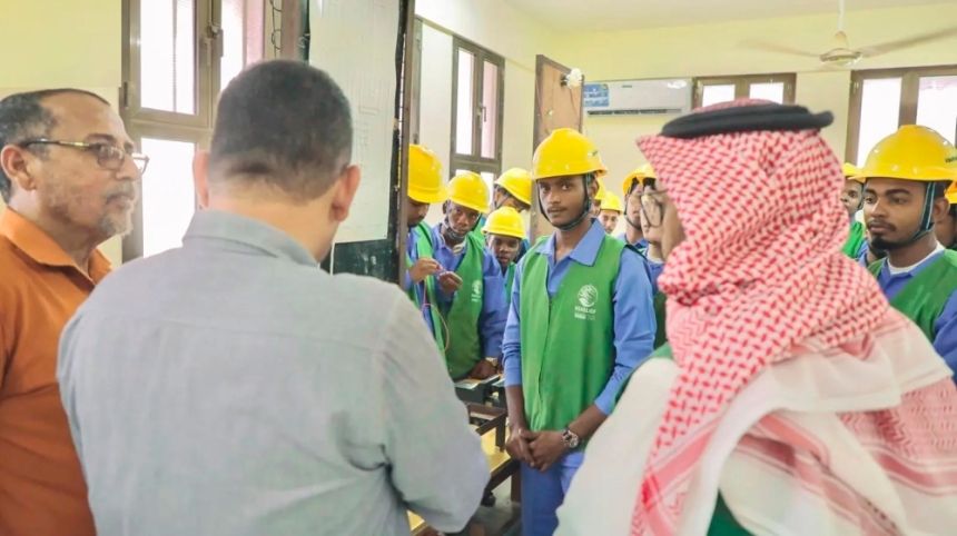 "الملك سلمان للإغاثة" يدشّن برنامج تمكين الأيتام ومعيلات الأسر في حضرموت وتعز