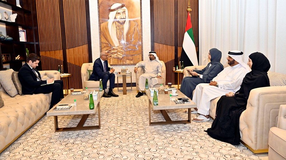 علي النعيمي يلتقي سفير أستراليا لدى الدولة