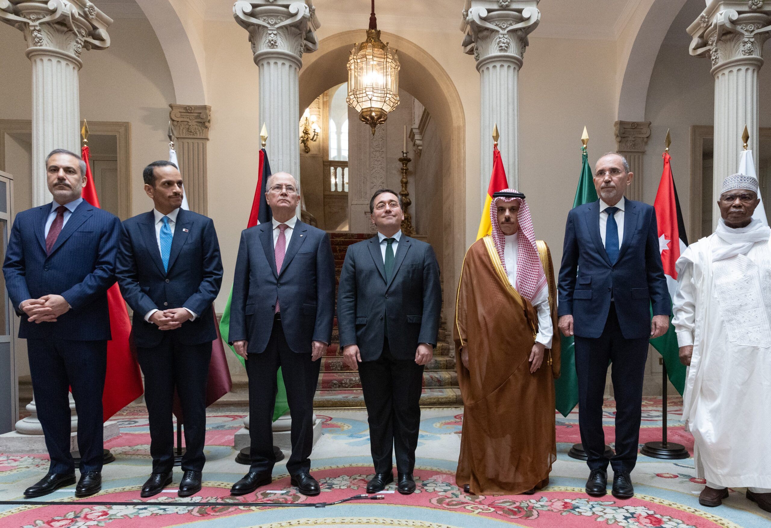 السعودية | وفد اللجنة الوزارية المكلفة من القمة العربية الإسلامية الاستثنائية المشتركة بشأن التطورات في قطاع غزة يعقدون جلسة مباحثات رسمية مع وزير الخارجية الإسباني