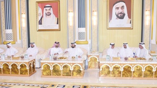حاكم الفجيرة يعزي في وفاة سعيد بن أحمد العتيبة