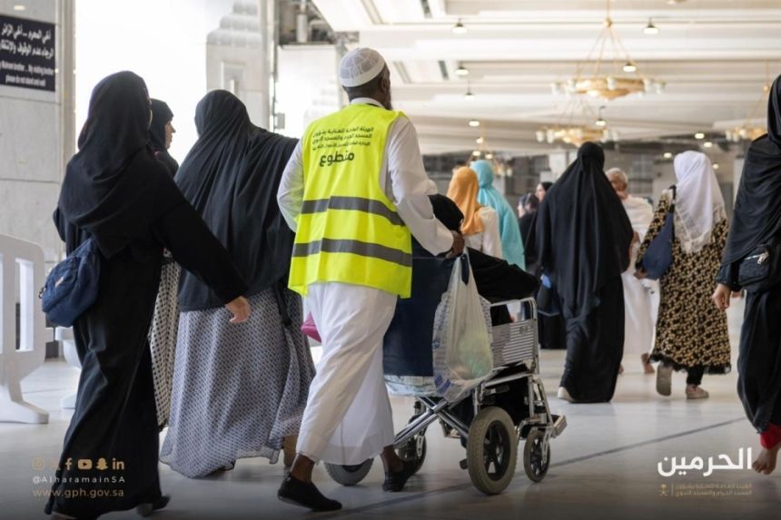 130 ألف ساعة تطوعية.. "شؤون الحرمين" تسخير القدرات الشابة في خدمة ضيوف الرحمن