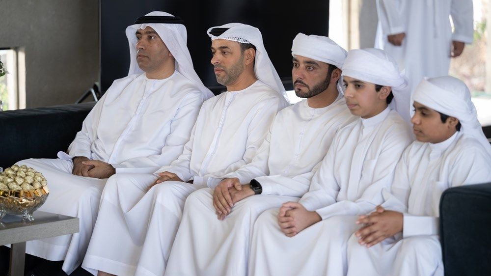حمدان بن زايد يستقبل عدداً من المواطنين في مجلس مدينة زايد
