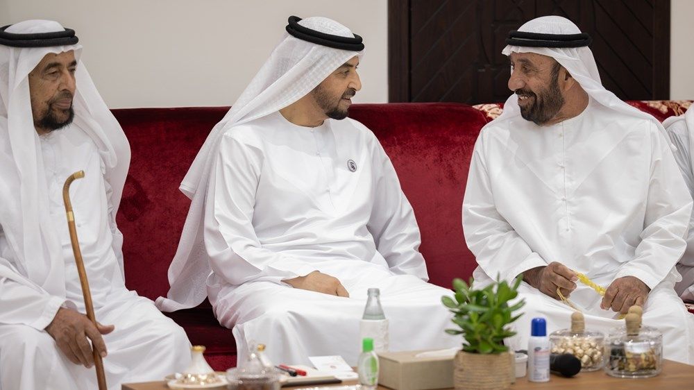 حمدان بن زايد يستقبل عدداً من المواطنين في مجلس مدينة زايد