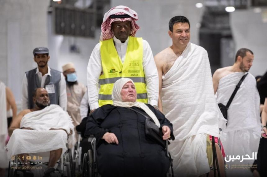 130 ألف ساعة تطوعية.. "شؤون الحرمين" تسخير القدرات الشابة في خدمة ضيوف الرحمن