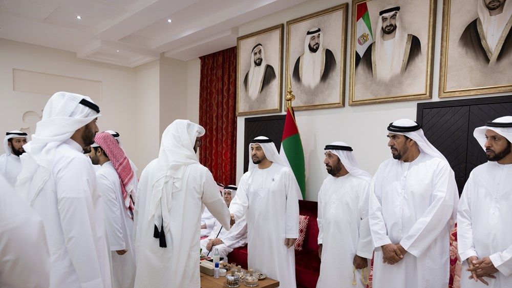 حمدان بن زايد يستقبل عدداً من المواطنين في مجلس مدينة زايد