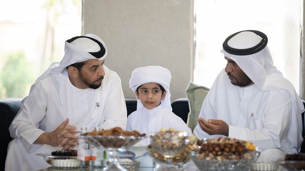 حمدان بن زايد يستقبل عدداً من المواطنين في مجلس مدينة زايد