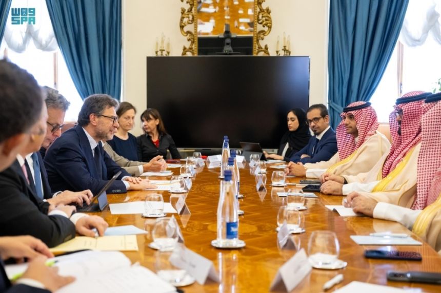 وزير الاقتصاد يبحث مع نظيره الإيطالي فرص الاستثمار في المملكة