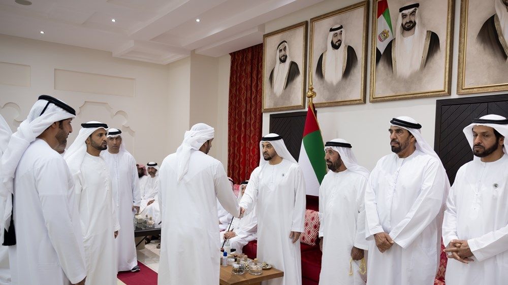 حمدان بن زايد يستقبل عدداً من المواطنين في مجلس مدينة زايد
