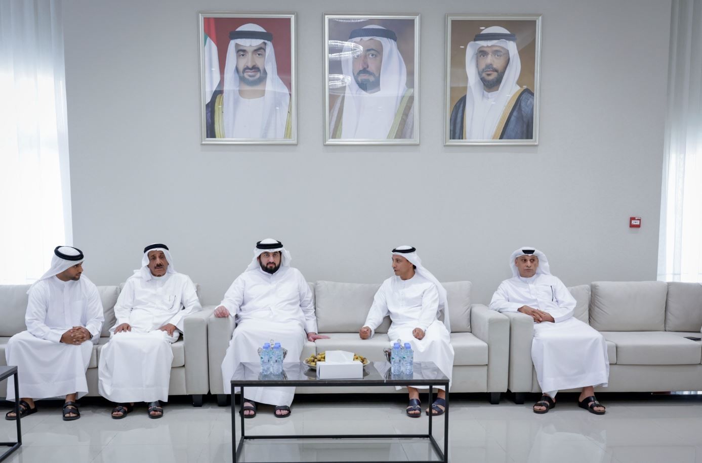 الامارات | أحمد بن محمد يقدم واجب العزاء في والد عبد الله بن كرم