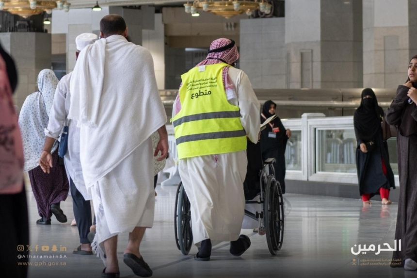 130 ألف ساعة تطوعية.. "شؤون الحرمين" تسخير القدرات الشابة في خدمة ضيوف الرحمن