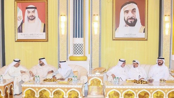 حاكم عجمان يقدم واجب العزاء في وفاة سعيد بن أحمد بن خلف العتيبة