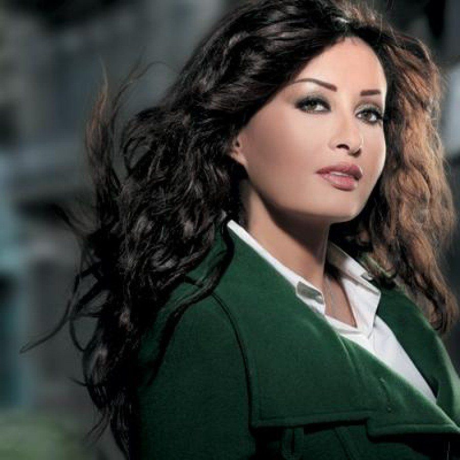 لطيفة: إليسا أول من عزاني في والدتي ولا تحاولوا الإيقاع بيننا