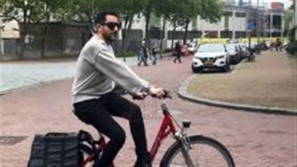 أحمد حلمي يستقل عجلة كالشعب الهولندي في مهرجان روتردام للفيلم العربي