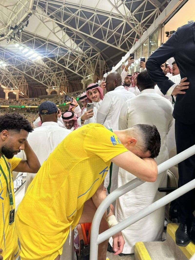 شاهد: لقطات جديدة ل "تأثر وبكاء" كريستيانو بعد خسارة بطولة كأس الملك أمام الهلال