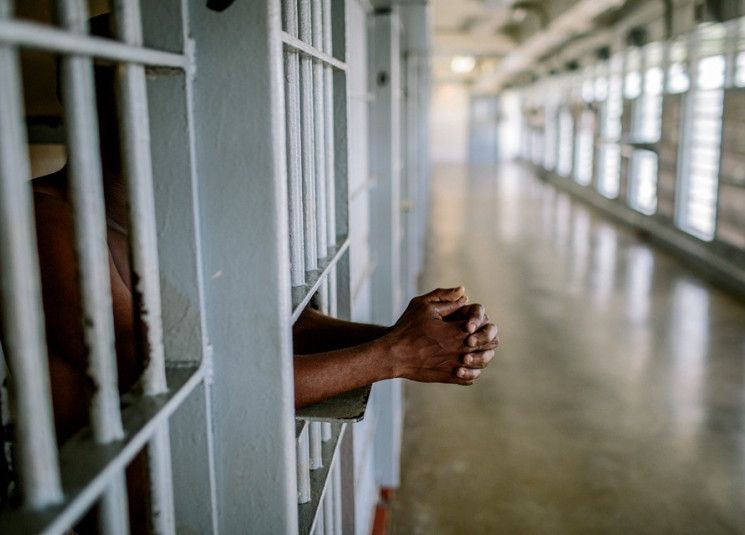 الامارات | كويتية نسيت بطاقتها الشخصية في مركز حكومي... فكشف الشرطة "المستور"