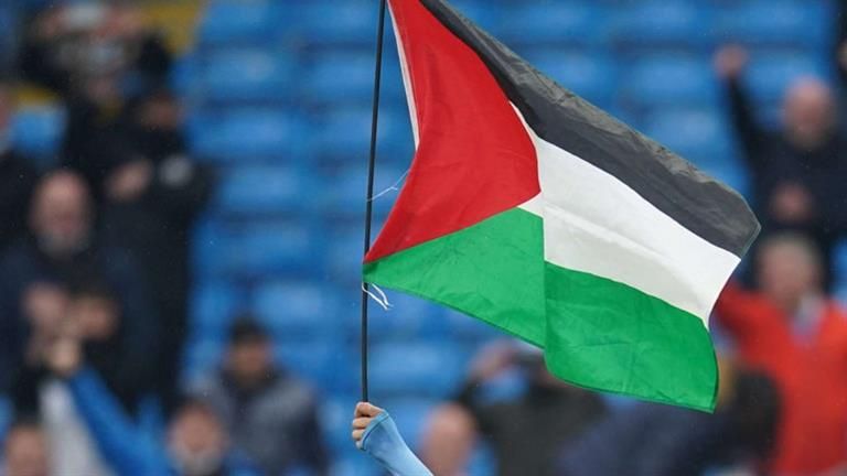 اعتراضا على ما يحدث في فلسطين.. شاب يقيد نفسه في العارضة (صور)