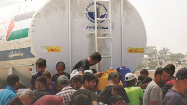 الإمارات تواصل توزيع مياه الشرب على النازحين في خان يونس
