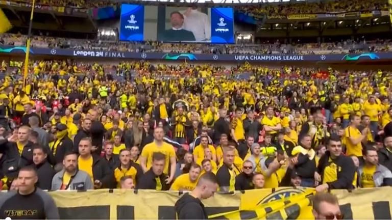 "صافرات استهجان".. هجوم من جماهير بروسيا دورتموند ضد جوزيه مورينيو (فيديو)