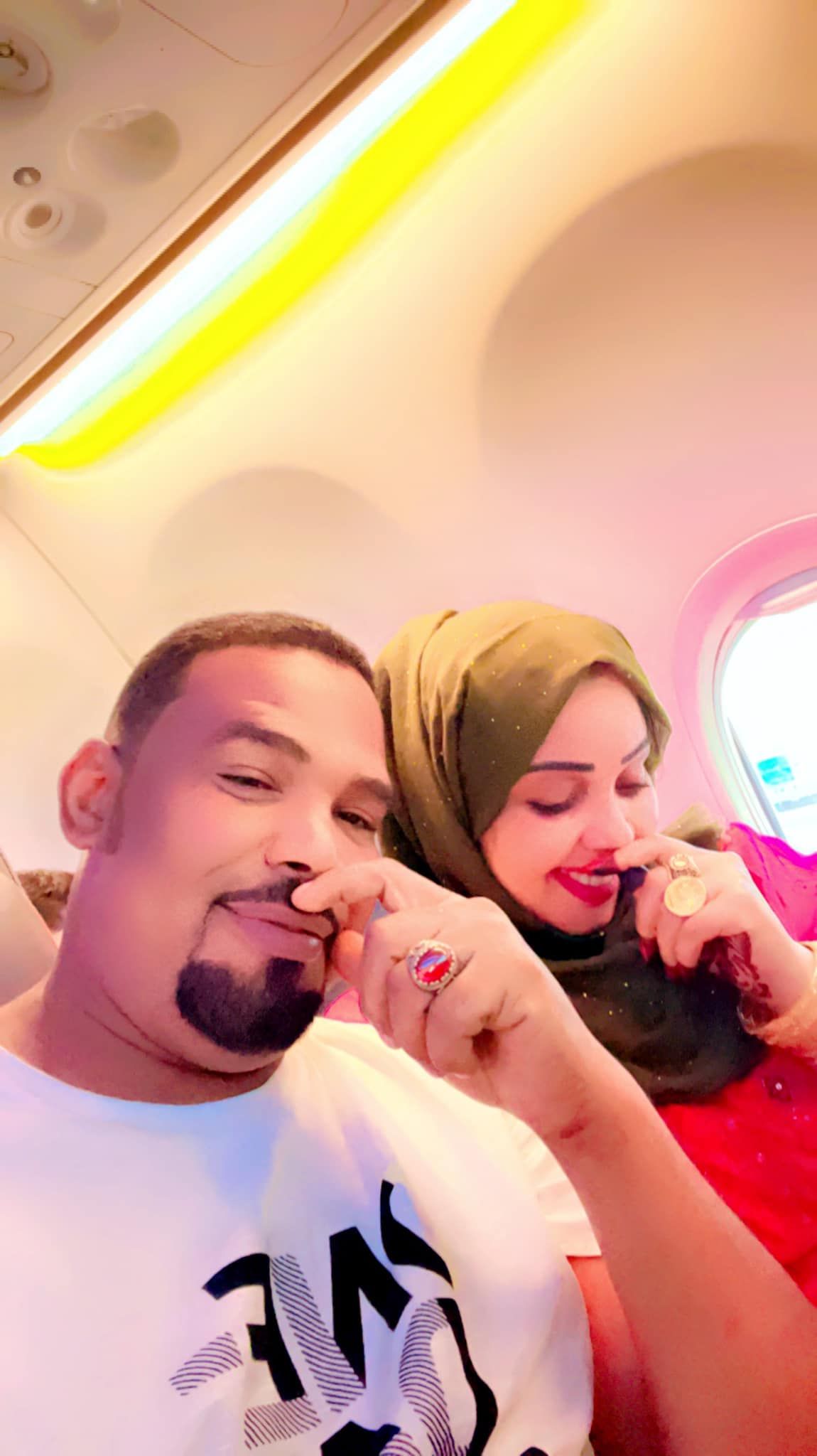 شاهد.. زوج نجمة السوشيال ميديا أمنية شهلي يتغزل فيها بلقطة من داخل الطائرة: (بريده براها ترتاح روحى كل ما أطراها ست البيت)