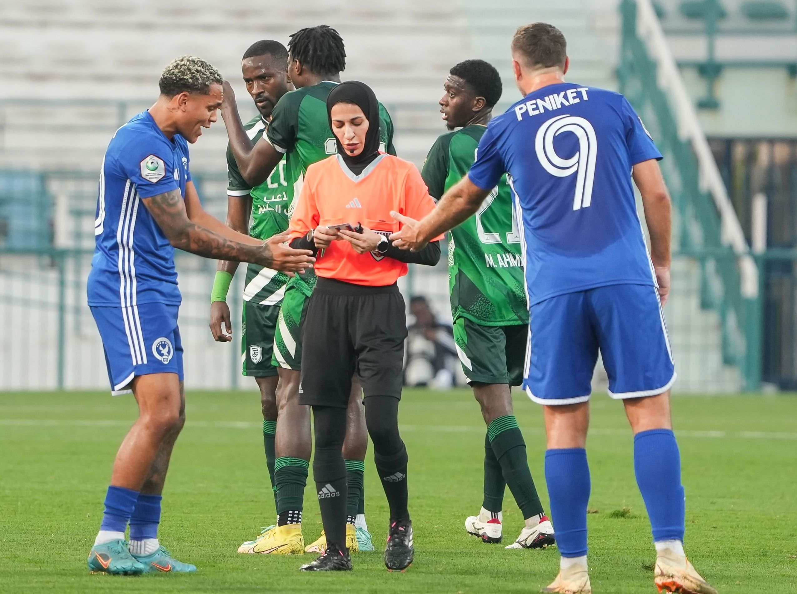 الامارات | لأول مرة طاقم تحكيم نسائي يدير مباراة في الدوري الإماراتي