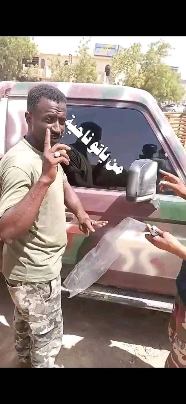 شاهد بالصورة.. العبارة الشهيرة والقوية التي قالها الشهيد محمد صديق لأفراد الدعم السريع قبل استشهاده تزين سيارات الجيش
