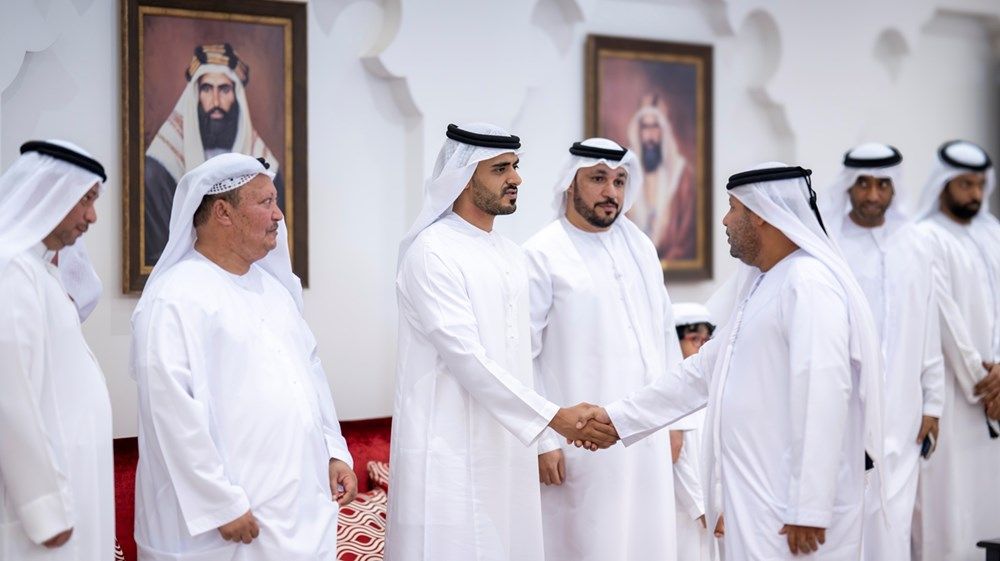 زايد بن محمد بن زايد يقدّم واجب العزاء في وفاة والدة الشهيد سعيد إبراهيم الظاهري