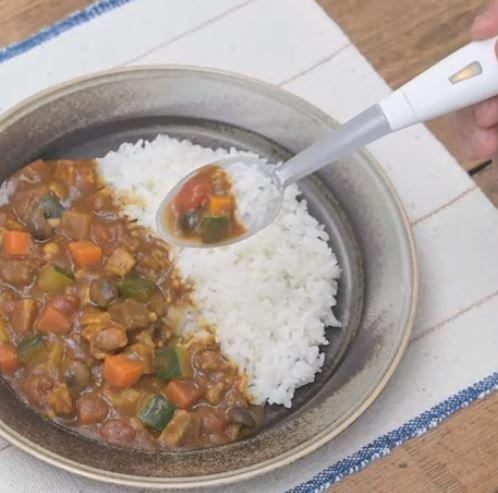 تكنولوجيا: بتشتغل بالكهربا.. شركة يابانية تطلق ملعقة ذكية لتحسين المذاق