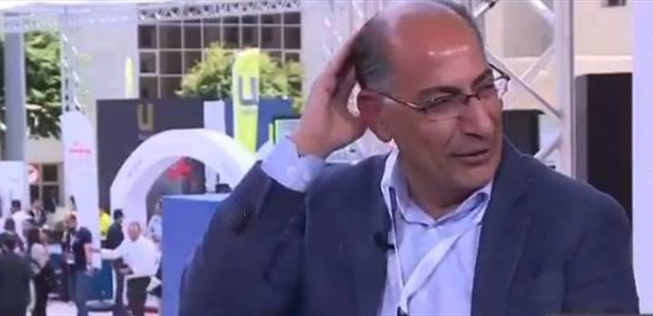 الامارات | وزير أردني  يتعرض لموقف خطير وطريف أثناء لقاء تلفزيوني